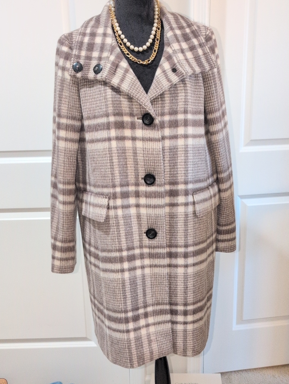 Like New Ann Taylor Plaid Classic Women's Coat in Taupe & Cream